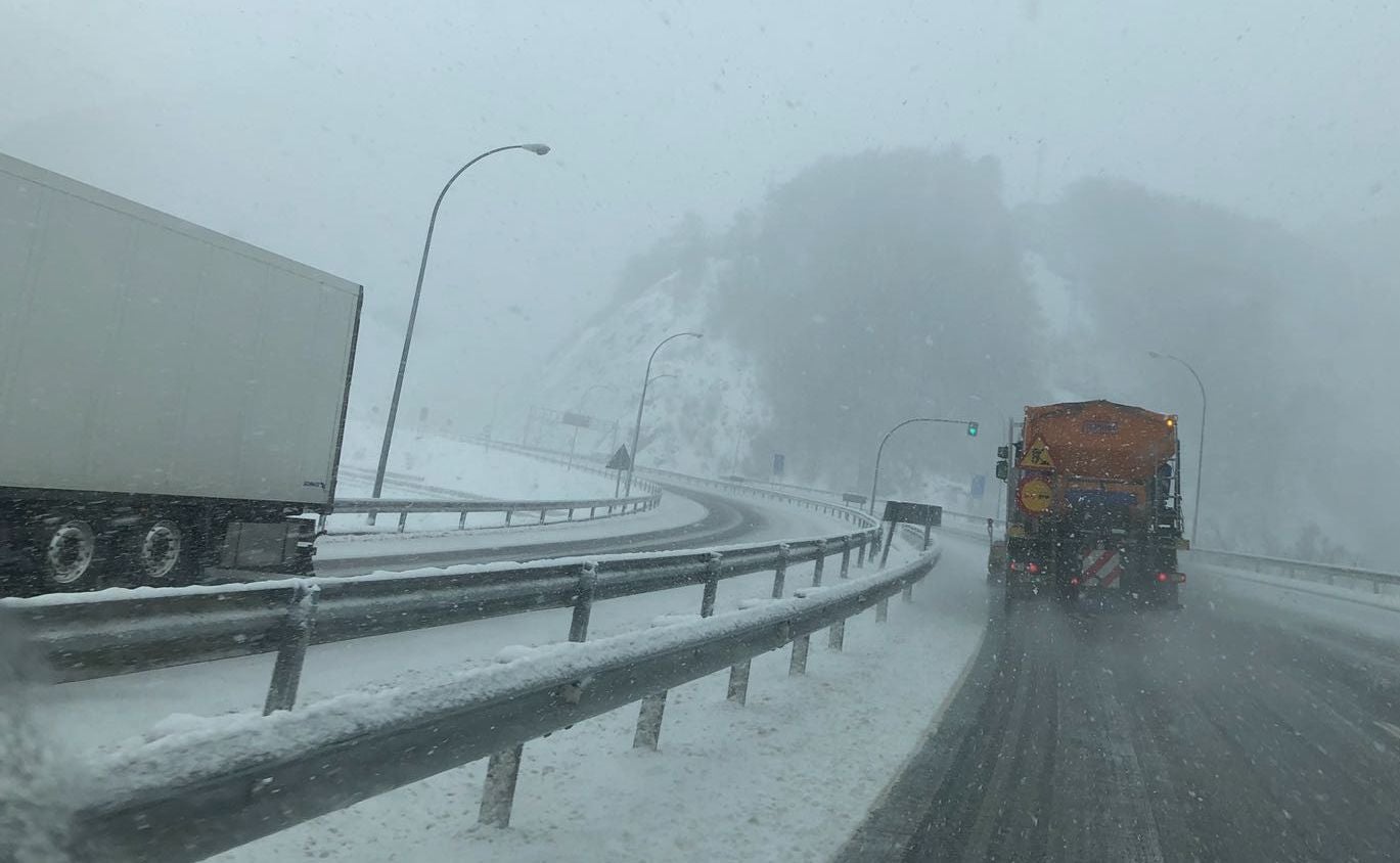 La nieve llega a la zona norte de la provincia de León. El temporal se mantendrá a lo largo de las próximas horas